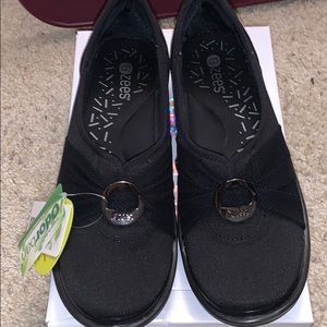 Brand new BZEES MINNIE SLIP ON SNEAKER